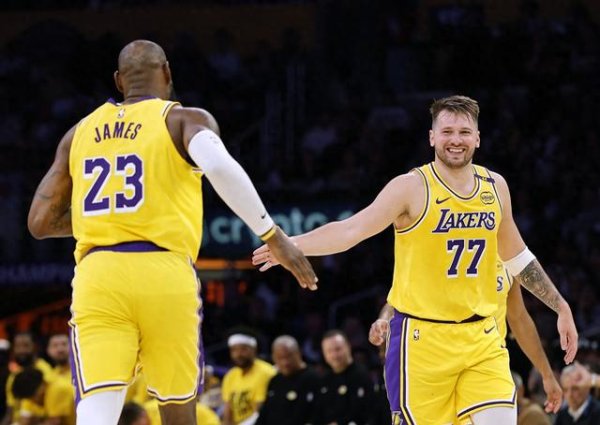 Các Lakers chính thức được c